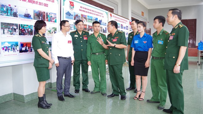  Đại tá Phùng Quốc Tuấn trao đổi với đại biểu bên lề đại hội.