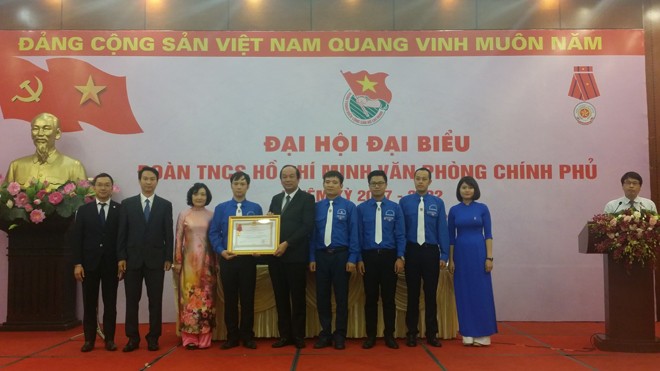 Bộ trưởng, Chủ nhiệm VPCP Mai Tiến Dũng trao Huân chương Lao động hạng Ba cho Đoàn Thanh niên VPCP.