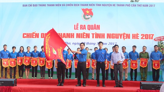 Đ/c Nguyễn Xuân Hải – UVBTV, Trưởng Ban Nội Chính Thành ủy trao cờ lệnh cho Ban Chỉ huy Chiến dịch thanh niên tình nguyện hè năm 2017.