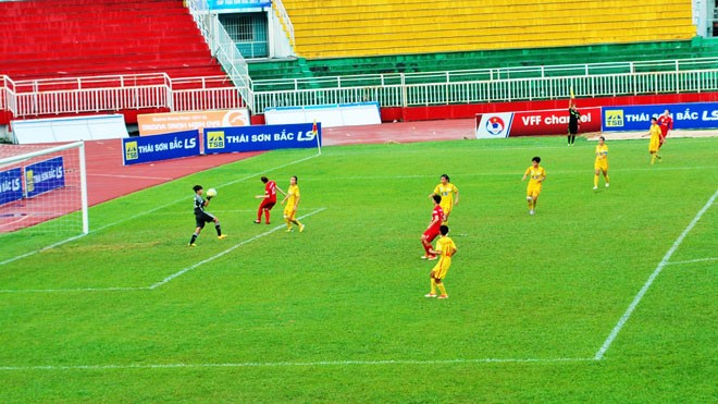  Trong ngày 31/5/2017, Đội Phong Phú Hà Nam (áo đỏ) đã rất khó khăn mới giành được chiến thắng với tỷ số 1-0 trước đội bóng trẻ TPHCM II có lối chơi giàu thể lực và kỷ luật.
