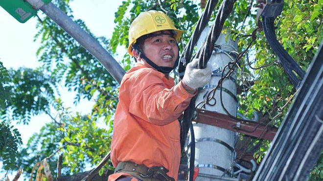 Dù thời tiết khắc nghiệt, Thợ điện Thủ đô vẫn tăng cường triển khai các phương án đảm bảo cung ứng điện ổn định. Ảnh: Hoa Việt Cường