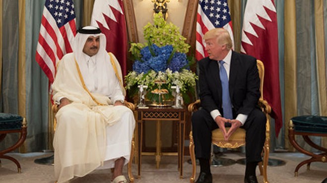 Tổng thống Mỹ gặp Tiểu vương Qatar Sheikh Tamim bin Hamad al-Thani tại Ả-rập Xê-út vào tháng trước. Ảnh: NYT