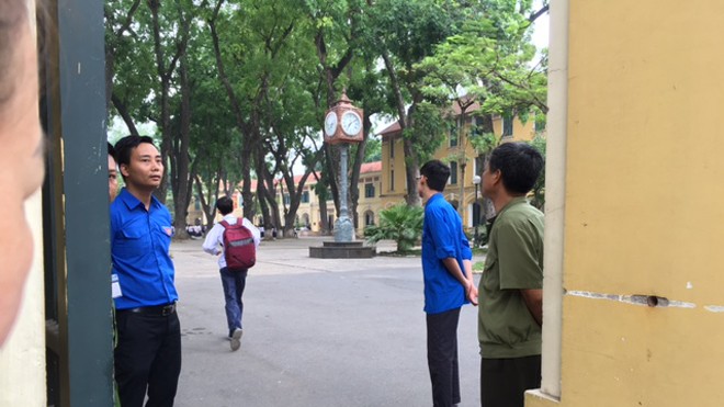 Thí sinh vội vã vào trường thi tại điểm thi trường THPT Chu Văn An (Hà Nội). Ảnh: Đỗ Hợp