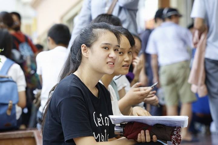 Thí sinh đi làm thủ tục dự thi kỳ thi THPT 2017 tại Hà Nội