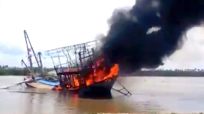 Con tàu của ông Bùi Tú bị bốc cháy khi đang neo đậu.