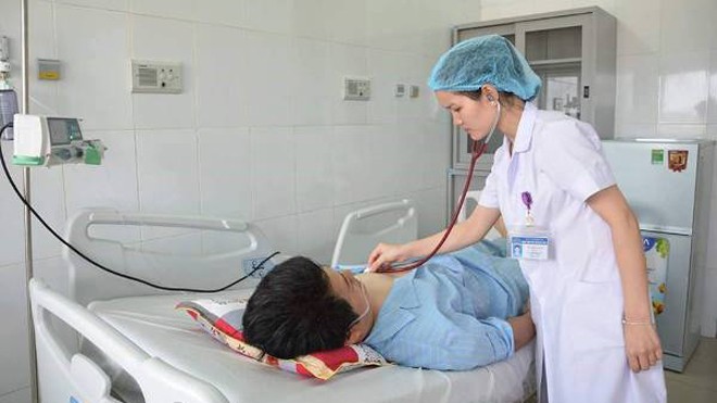 Bác sỹ Bệnh viện HNĐK Nghệ An thăm khám bệnh nhân Ming.