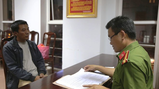 Võ Sỹ Trung (bìa trái) quay về đầu thú tại Công an TT-Huế sau 13 năm giết người, trốn nã