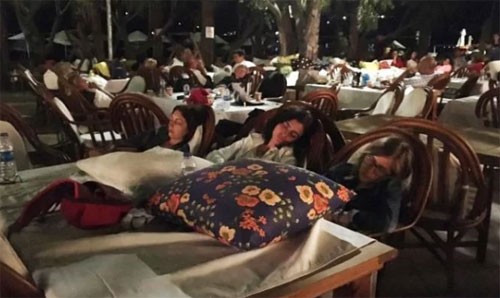 Nhiều du khách đã phải qua đêm bên ngoài, trước cửa sân khách sạn vì vụ động đất. Ảnh: Telegraph