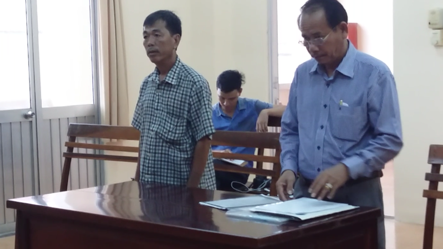  Ông Trí (chồng bà Tú, áo sọc caro), đại diện bệnh viện ĐK TP. Cần Thơ tại phiên tòa sơ thẩm ngày 29/6 (Ảnh: Kim Hà). 
