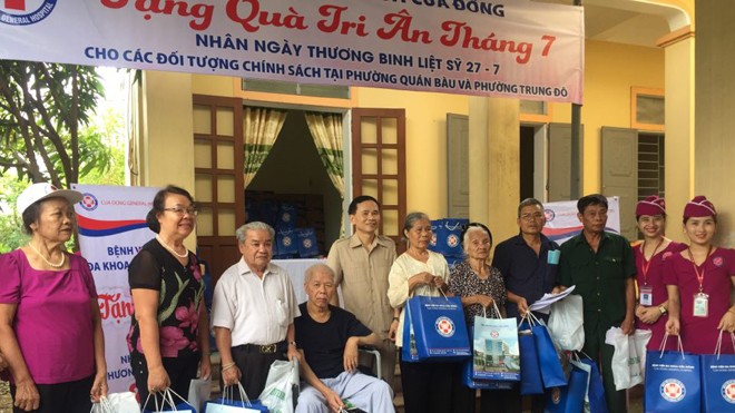 Lãnh đạo tỉnh Nghệ An và bệnh viện ĐK Cửa Đông trao 600 phần quà cho các thương bệnh binh, gia đình liệt sỹ.