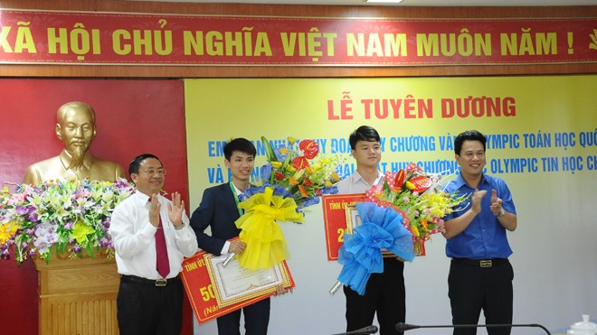  Lãnh đạo tỉnh Hà Tĩnh trao phần thưởng cho hai em Phan Nhật Duy và Nguyễn Đình Đại 