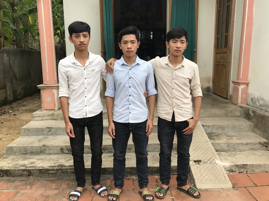 3 anh em trước ngôi nhà nhỏ của mình.