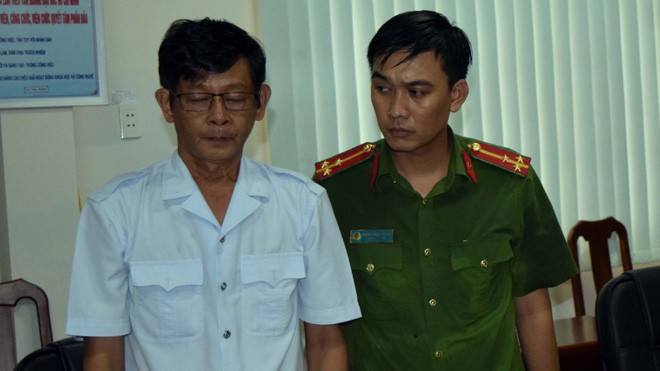 Cơ quan công an đọc lệnh bắt tạm giam ông Trần Hồng Nguyên.