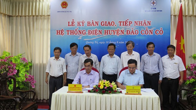 Quang cảnh Lễ ký biên bản bàn giao, tiếp nhận hệ thống điện trên huyện đảo Cồn Cỏ chiều 10/8 giữa EVN và tỉnh Quảng Trị.