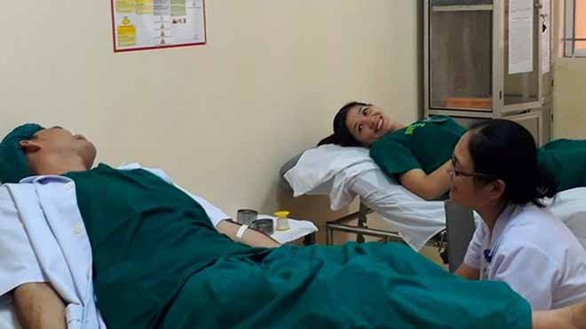 Năm thầy thuốc Bệnh viện Đa khoa Hà Tĩnh hiến máu cứu sống sản phụ.