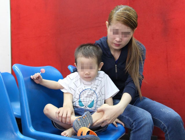 Cháu bé bị bỏ rơi 1 tháng nay, tên Phạm Gia Huy đã được mẹ nhận lại
