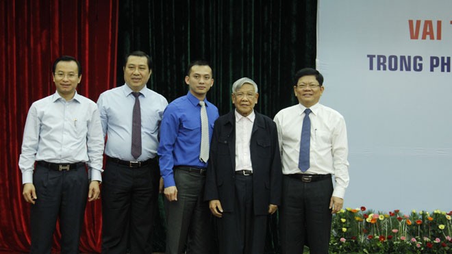Ông Nguyễn Bá Cảnh (giữa) làm Phó trưởng ban Thường trực Ban Dân vận Thành ủy Đà Nẵng. Ảnh: Thanh Trần. 