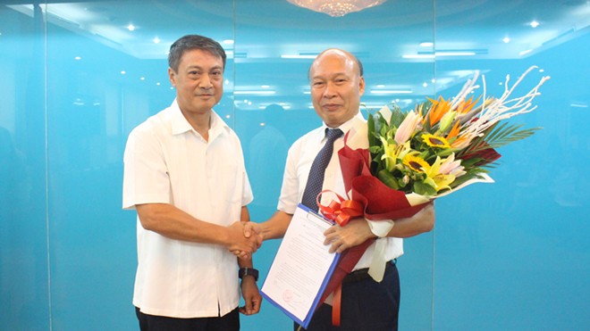 Thứ trưởng Phạm Hồng Hải (ngoài cùng, bên trái) chúc mừng ông Nguyễn Mạnh Thắng nhận chức Chủ tịch Hội đồng thành viên Tổng công ty Mobifone. Ảnh: Mic.gov.vn