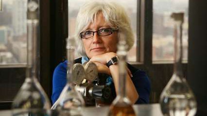 Bà Teresa J. Bandosz, tác giả của loại vải có thể khử chất độc thần kinh Ảnh: Phys.org