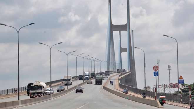 Cầu Phú Mỹ được xây dựng theo hình thức hợp đồng BOT do Cty CP Đầu tư xây dựng Phú Mỹ là nhà đầu tư với tổng vốn hơn 2.000 tỷ đồng.