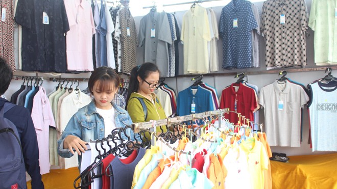 Các mặt hàng thời trang giảm giá thu hút sự quan tâm của đông đảo sinh viên