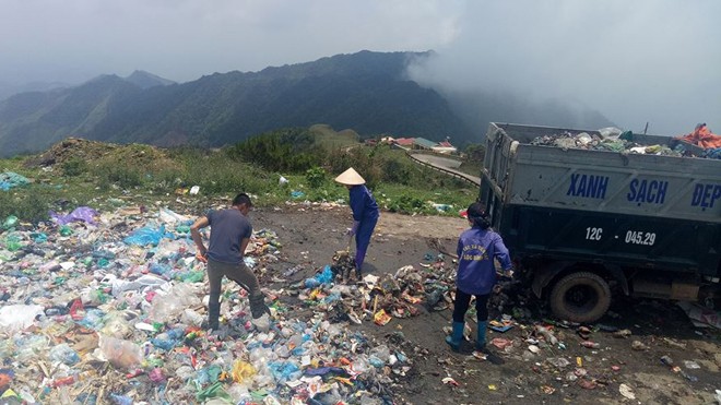 Hàng tấn rác thải vứt vương vãi trên đỉnh Mẫu Sơn. Ảnh: TL