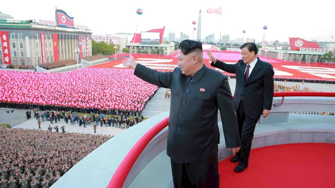  Ông Kim Jong-un và ông Lưu Vân Sơn chứng kiến lễ diễu binh tại Bình Nhưỡng năm 2016 ảnh: KCNA