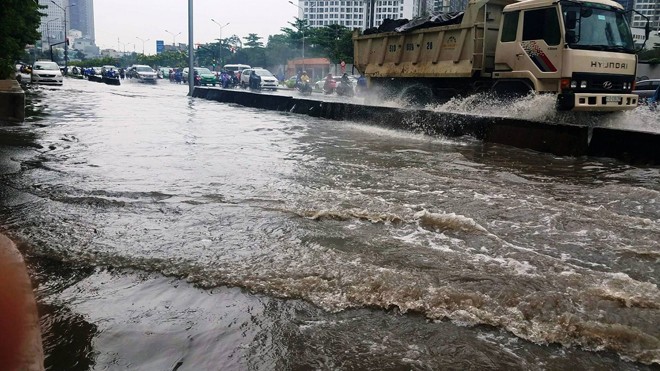 Thủy triều dâng khiến tuyến đường Nguyễn Hữu Cảnh ngập nặng.
