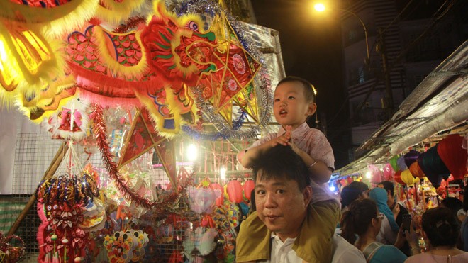 Chen chân ở 'phố lồng đèn' Sài Gòn trước thềm Trung thu