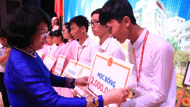 Phó Chủ tịch nước Đặng Thị Ngọc Thịnh trao 20 suất học bổng cho sinh viên nghèo hiếu học vượt khó của trường đại học Tôn Đức Thắng