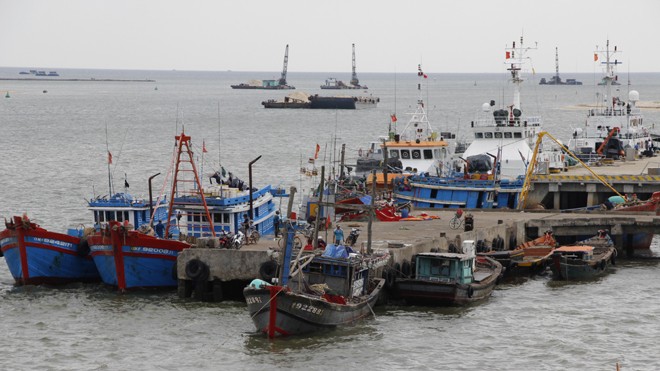 14 tàu thuyền ở Cửa Việt đã được huy động tìm kiếm ngư dân Nam bị mất tích trên biển. Ảnh: H.T