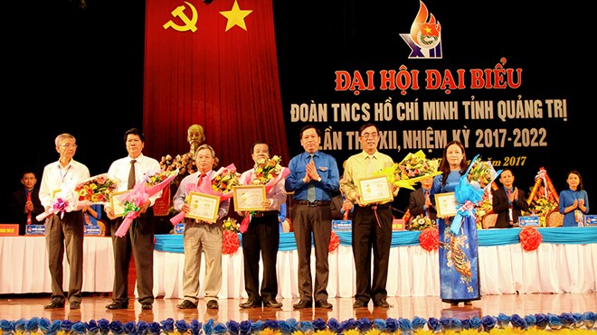 Thay mặt Ban Bí thư T.Ư Đoàn, anh Nguyễn Long Hải đã trao Kỷ niệm chương “Vì thế hệ trẻ” cho các lãnh đạo tỉnh Quảng Trị.