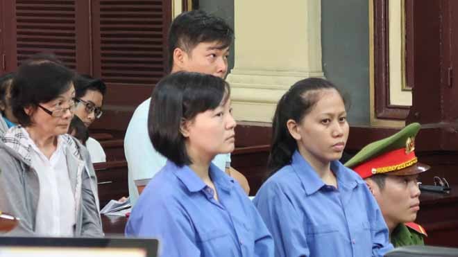 Bị cáo Trần Thị Thu Trang (phải sang) tại tòa. Ảnh: Tân Châu