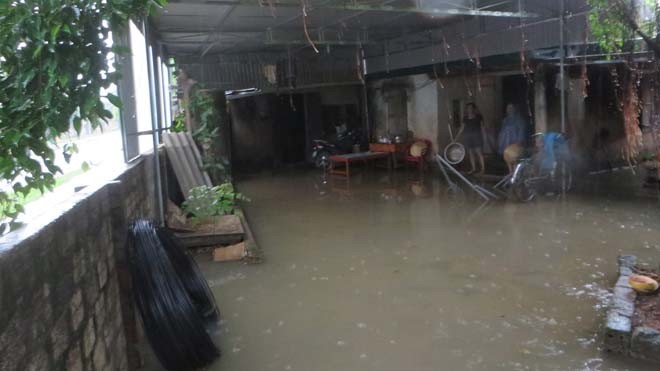 Mưa lớn kéo dài khiến nhà hàng trăm hộ dân bị ngập nước.