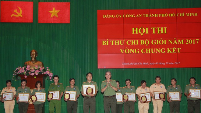 Đại tá Ngô Minh Châu, Phó Bí thư Đảng ủy Công an TPHCM, trao giải cho các thí sinh đoạt giải nhất trong hội thi