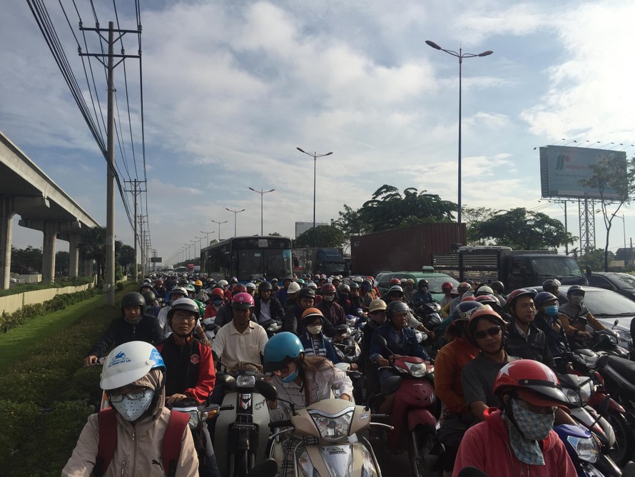  Đến hơn 10h sáng nay, hàng nghìn phương tiện vẫn xếp hàng dài nối đuôi nhau nhích từng chút một trên Xa lộ Hà Nội, các tuyến đường Phạm Văn Đồng, vòng xoay Nguyễn Thái Sơn ùn ứ nghiêm trọng.