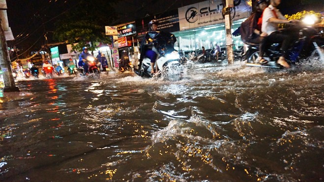 ​Siêu máy bơm tiếp tục 'giải cứu' rốn ngập Sài Gòn trong mưa lớn