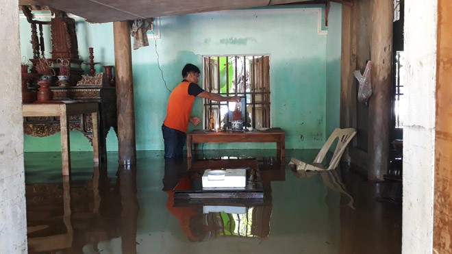 Lũ lụt ở Thanh Hóa: Nước ngập gần bàn thờ trong ngày giỗ