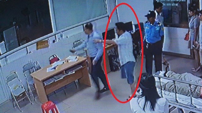 Ông Nguyễn Xuân Huân có mặt tại bệnh viện vào thời điểm nữ bác sỹ bị hành hung 