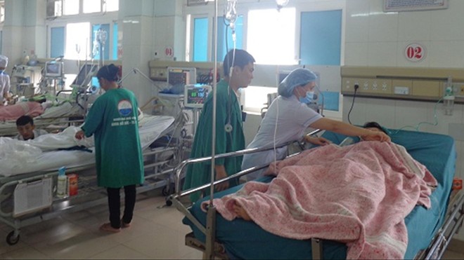 Bệnh nhân đang được các y, bác sĩ chăm sóc ở khoa Hồi sức tích cực-chống độc, BVĐK tỉnh Quảng Trị. Ảnh: Q.T