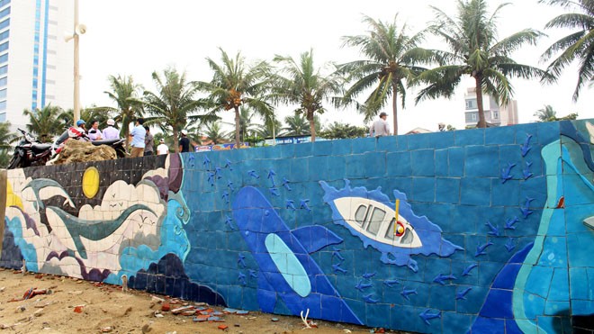 Những bức tranh gốm màu sắc đang dần thay thế những bức tường bê tông xám xịt của bờ kè biển Đà Nẵng. Ảnh: Giang Thanh