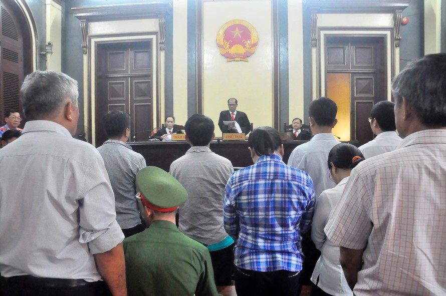 Các bị cáo tại tòa nghe HĐXX tuyên hủy án điều tra lại. Ảnh Việt Văn