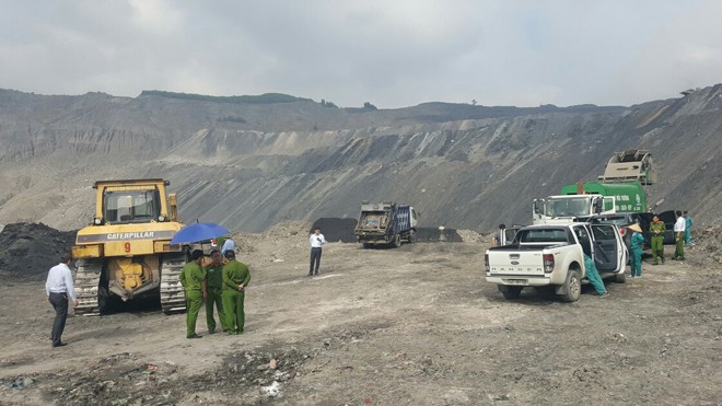  Lực lượng chức năng bắt quả tang xe rác đang đổ rác vào khai trường công ty than Núi Béo.