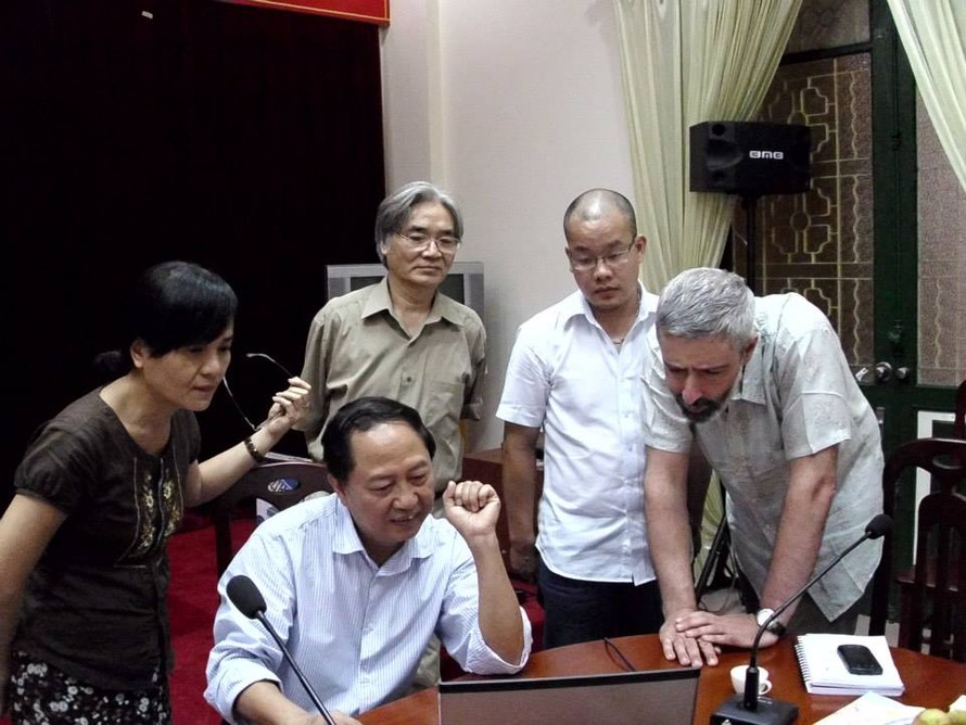 GS Nguyễn Văn Lợi (hàng dưới cùng) cùng trao đổi với chuyên gia nước ngoài nhân việc bàn về phần mềm soạn thảo Từ điển tiếng Việt 