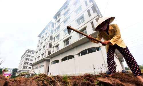 Ba tòa nhà tái định cư tại Hà Nội gần đây được đề xuất phá bỏ do không có ai đến ở. Ảnh: Giang Huy/VnExpress