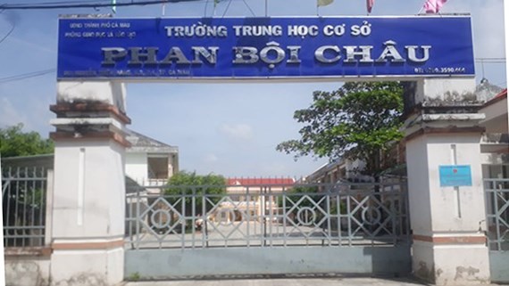 Hiệu trưởng Trường THCS Phan Bội Châu bị giáng chức do thu tiền dạy thêm, học thêm sai quy định. Ảnh: Sài Gòn Giải Phóng.