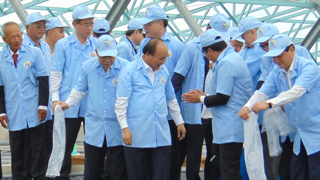 Thủ tướng Nguyễn Xuân Phúc thả tôm giống siêu thâm canh