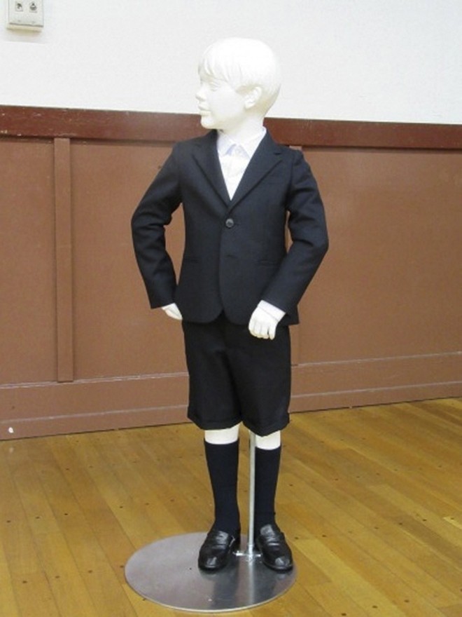 Một mẫu đồng phục học sinh mới do hãng Armani thiết kế. Ảnh: Trường Tiểu học Taimei cung cấp.