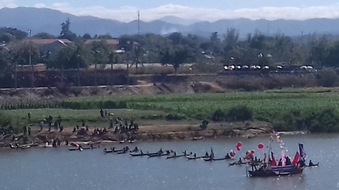 Kon Tum: Đua thuyền độc mộc Xuân 2018 trên sông Đăk Bla