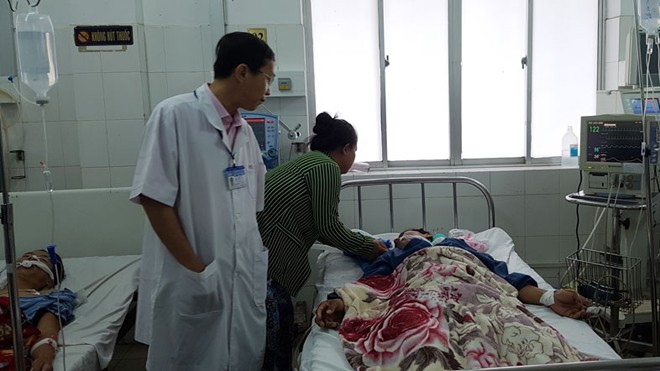 5 bệnh nhân ngộ độc cá nóc đang được điều trị tại bệnh viện. Ảnh Nhật Huy. 